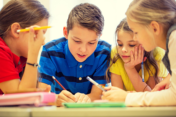 niños de primaria aprendiendo